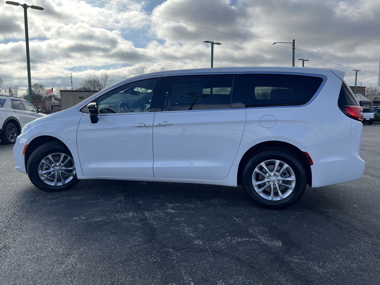 New 2026 Chrysler Pacifica Select image 9