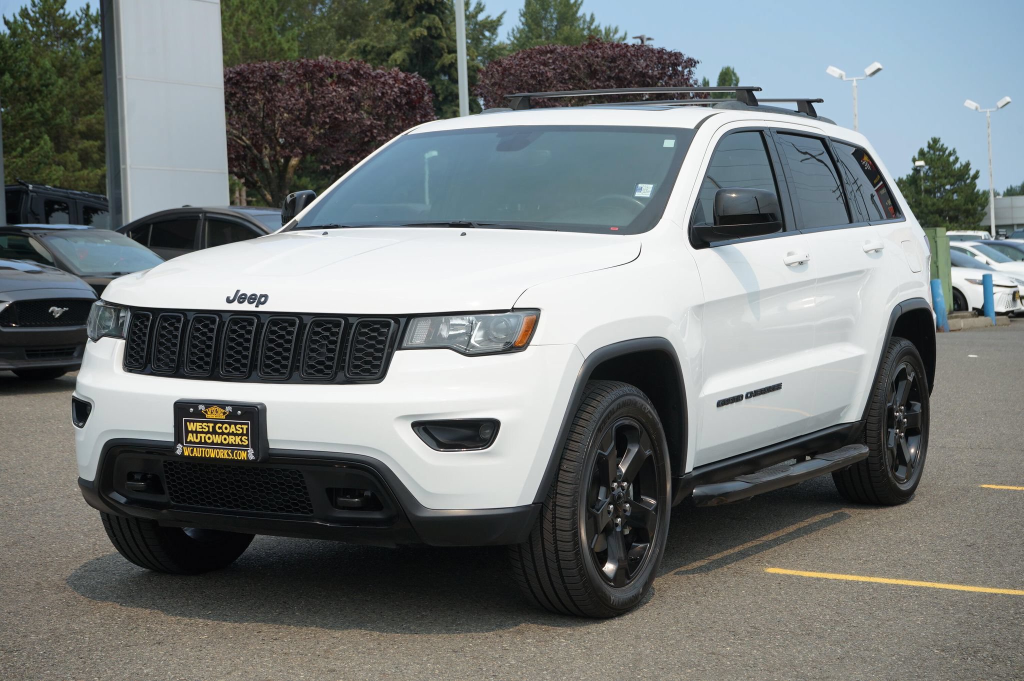 Used 2019 Jeep Grand Cherokee Laredo AWD/4WD image 1