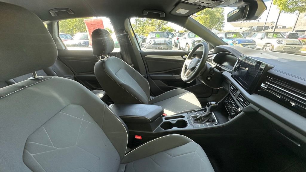 Used 2025 Volkswagen Jetta Sport image 3
