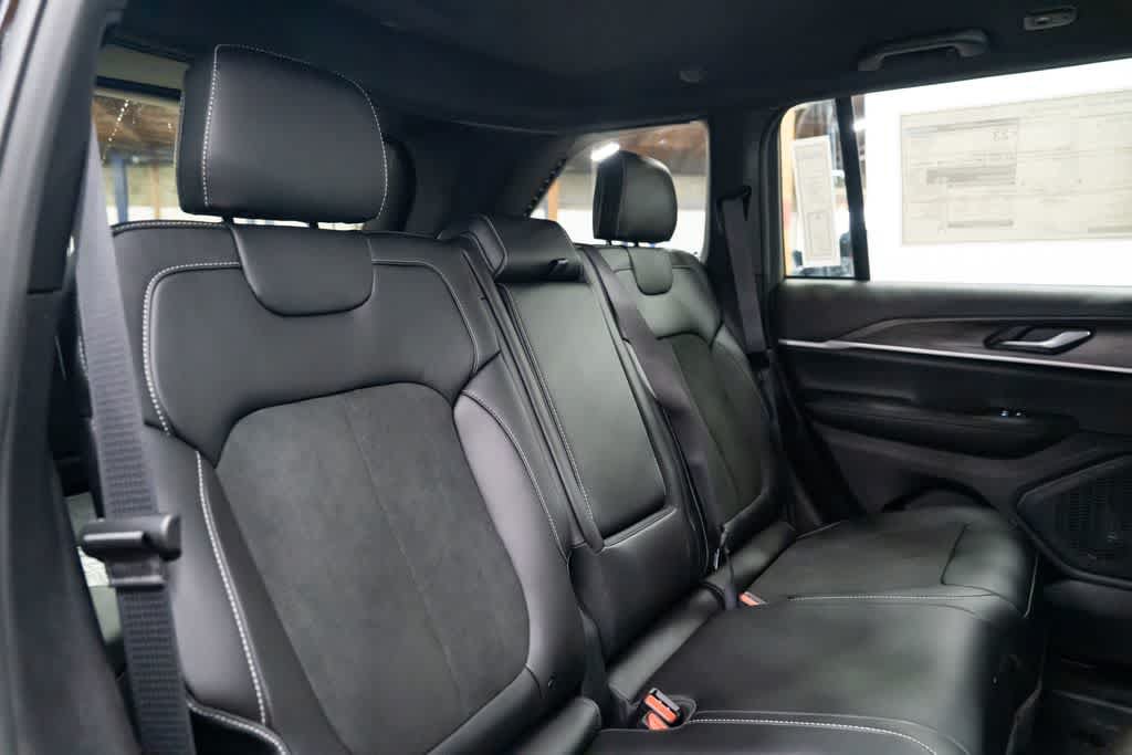 New 2026 Jeep Grand Cherokee Altitude AWD/4WD image 31
