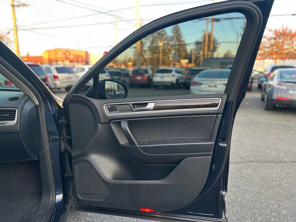 Used 2013 Volkswagen Touareg Sport image 24