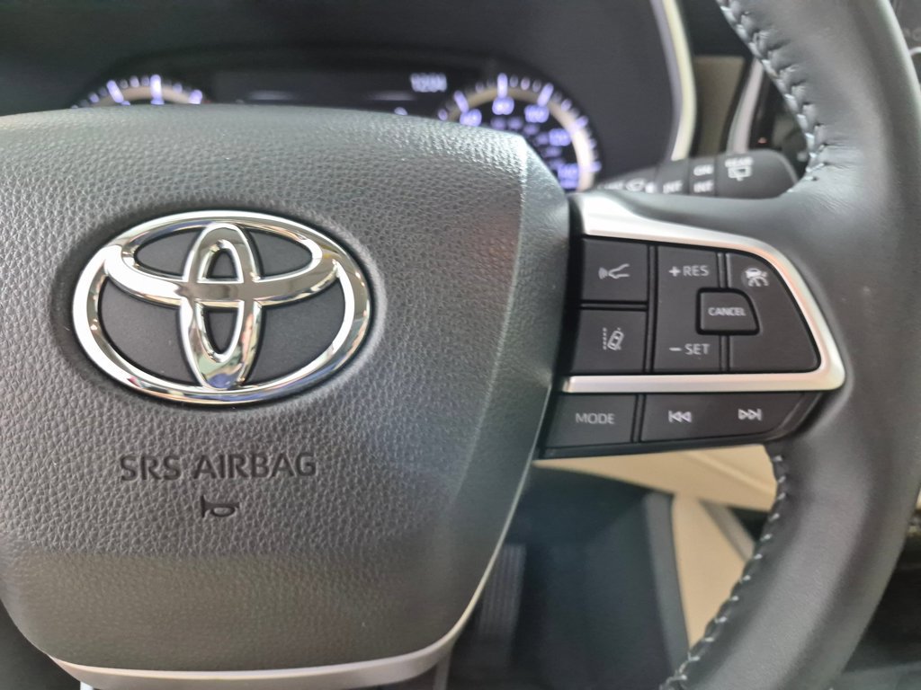 Used 2025 Toyota Highlander XLE FWD image 15
