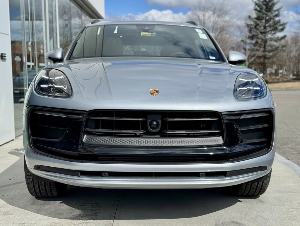 New 2025 Porsche Macan image 4
