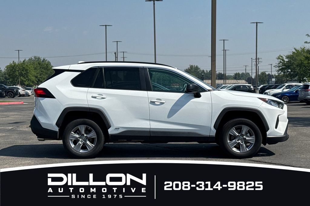 Used 2022 Toyota RAV4 LE AWD/4WD image 3
