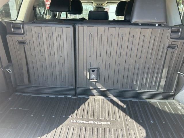 Used 2025 Toyota Highlander XLE image 5