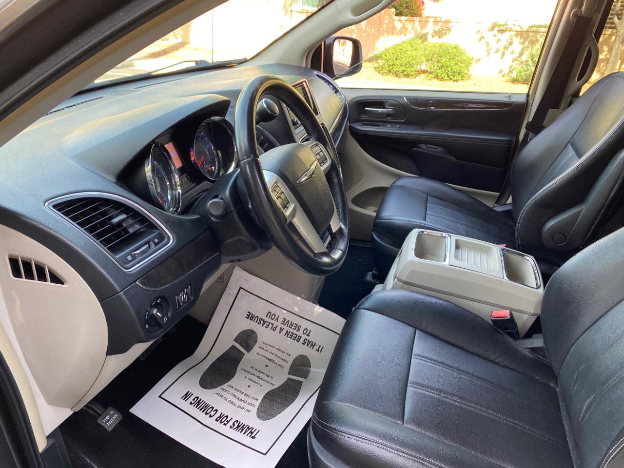 Used 2016 Chrysler Town & Country Touring FWD image 32