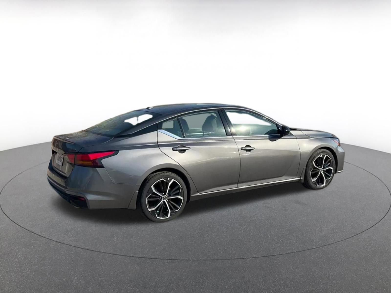 Used 2025 Nissan Altima 2.5 SR FWD image 15