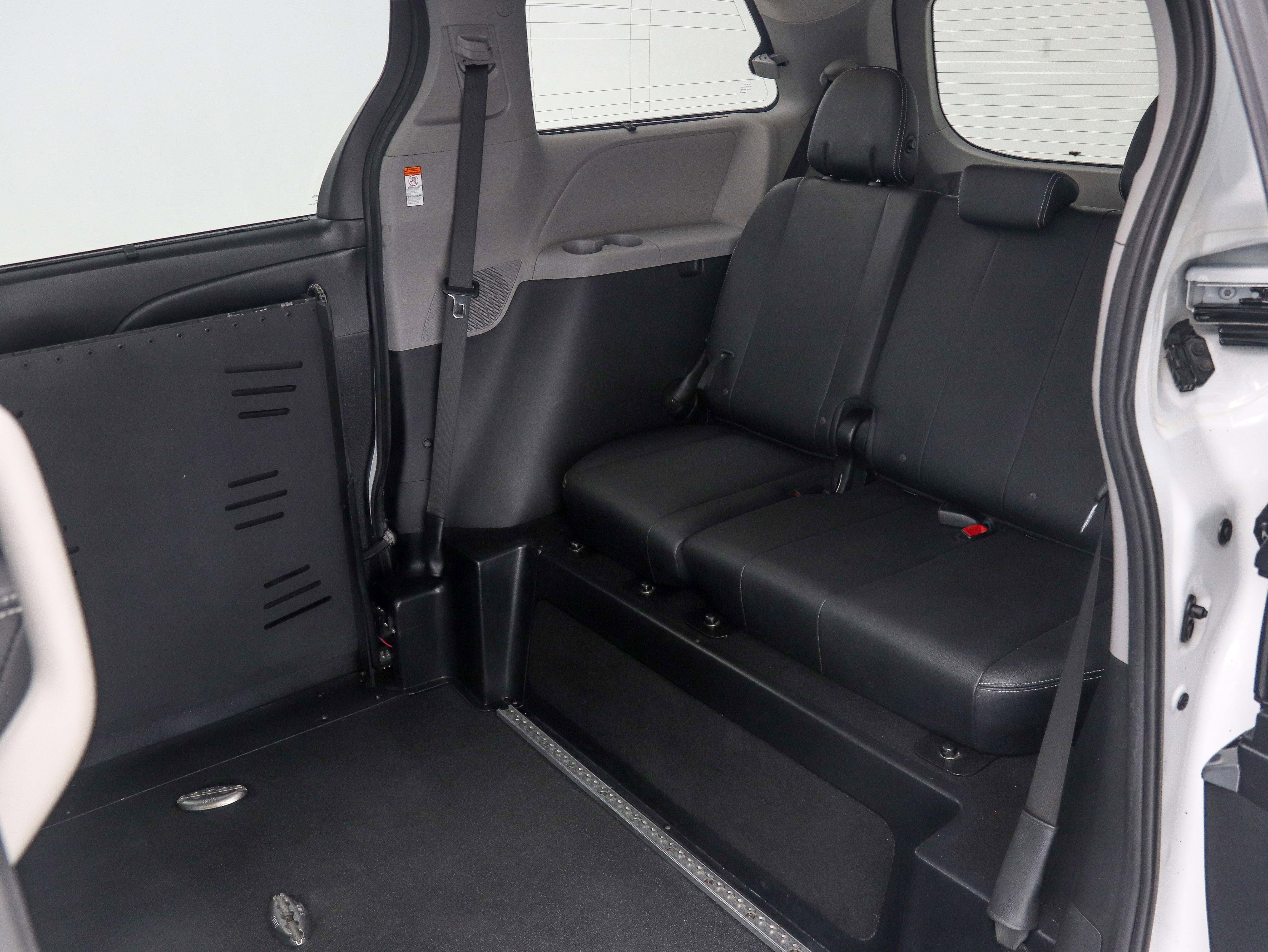 Used 2018 Toyota Sienna SE Premium w/ Carpet Mat Package image 24