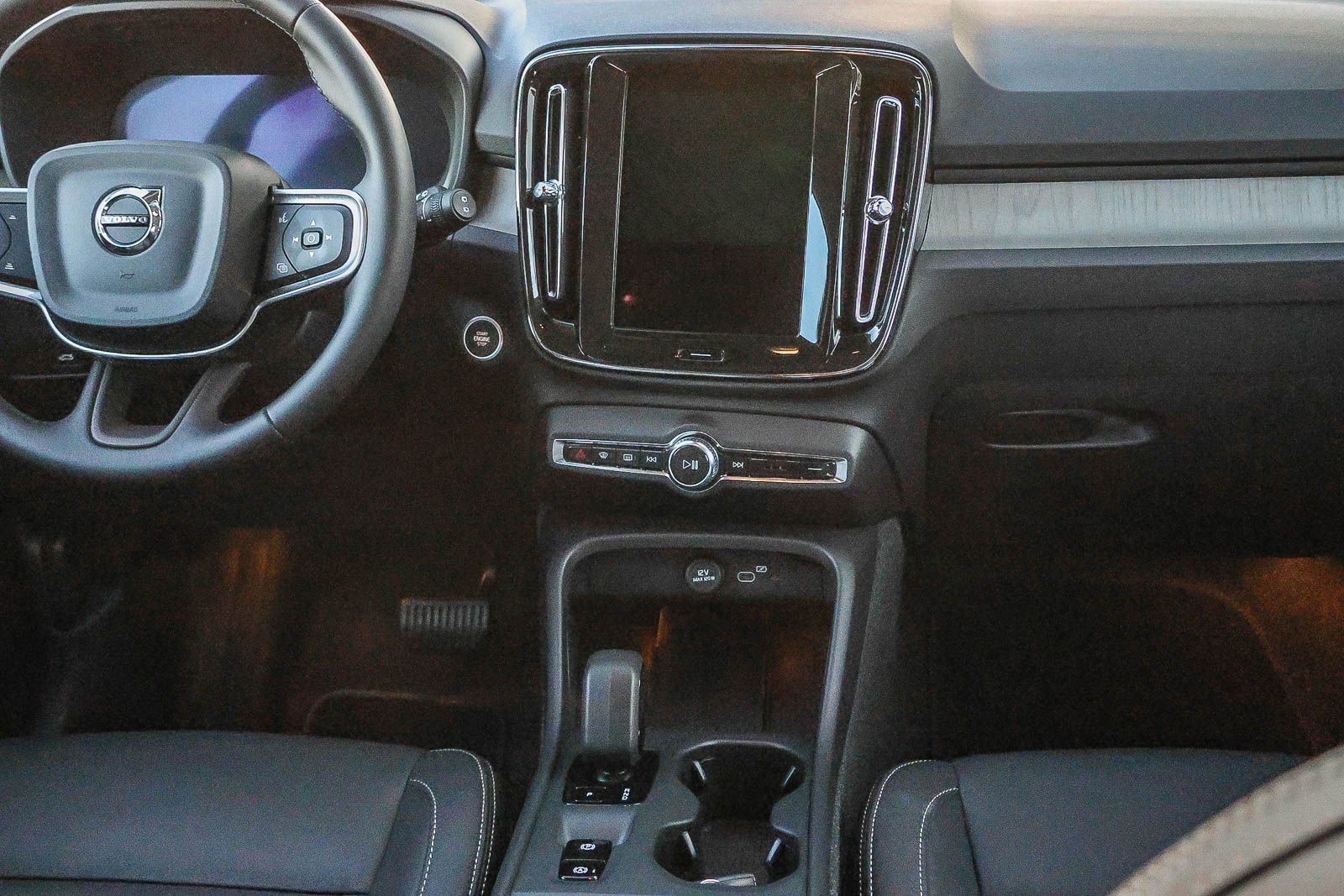 Used 2025 Volvo XC40 B5 Core image 23