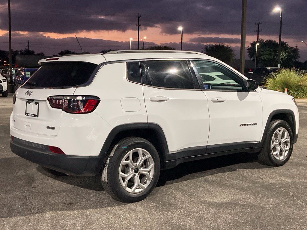 Used 2025 Jeep Compass Latitude w/ Sun & Sound Group AWD/4WD image 5