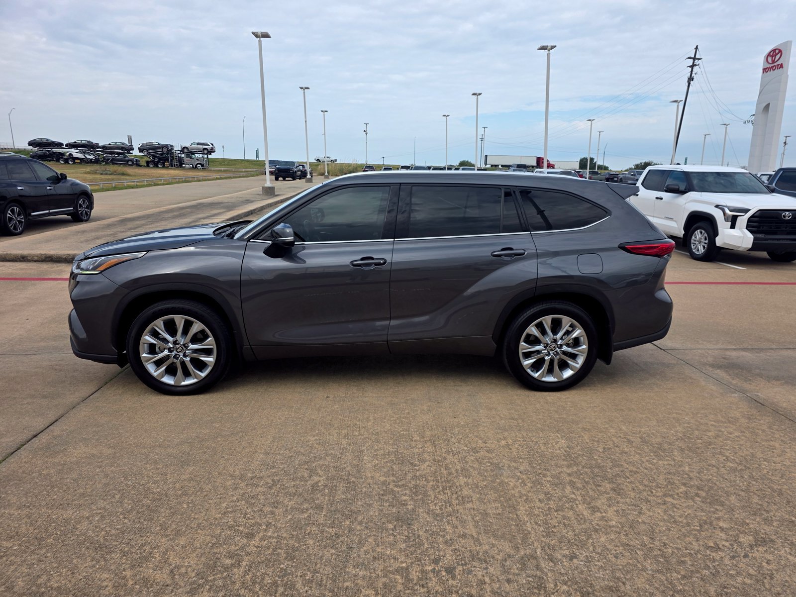 Used 2023 Toyota Highlander Limited FWD image 2
