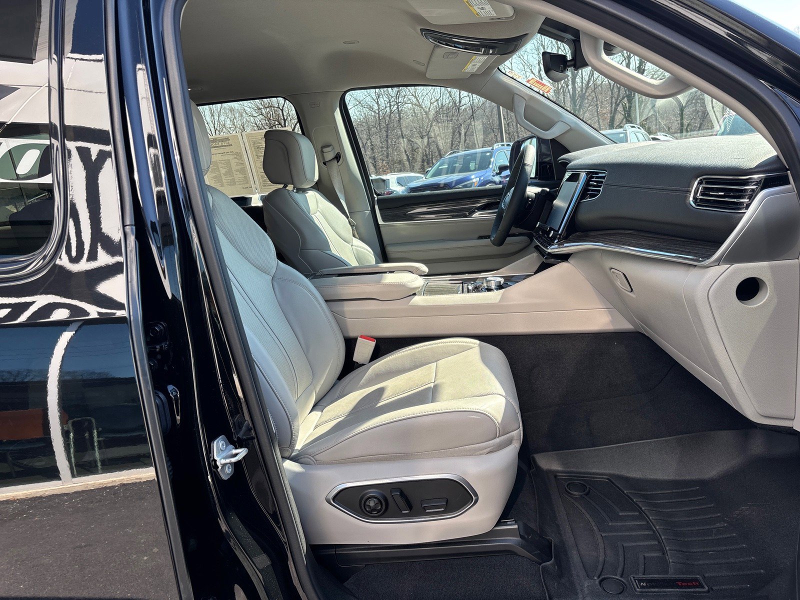 Used 2022 Jeep Wagoneer Series III w/ Flexible Seating Group image 54