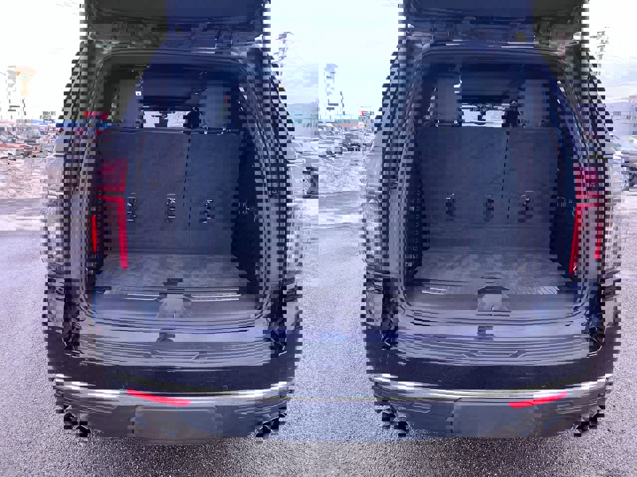 Used 2021 Chevrolet Tahoe Premier w/ Premium Package image 25