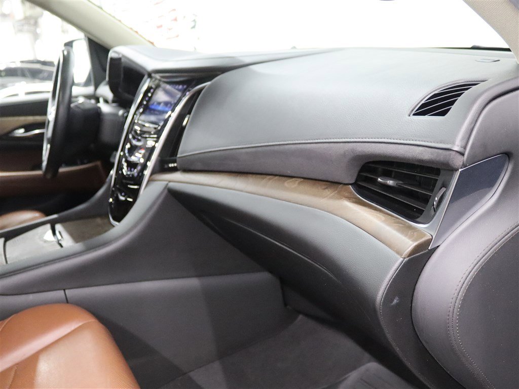 Used 2020 Cadillac Escalade ESV Luxury w/ LPO, Radiant Package AWD/4WD image 34