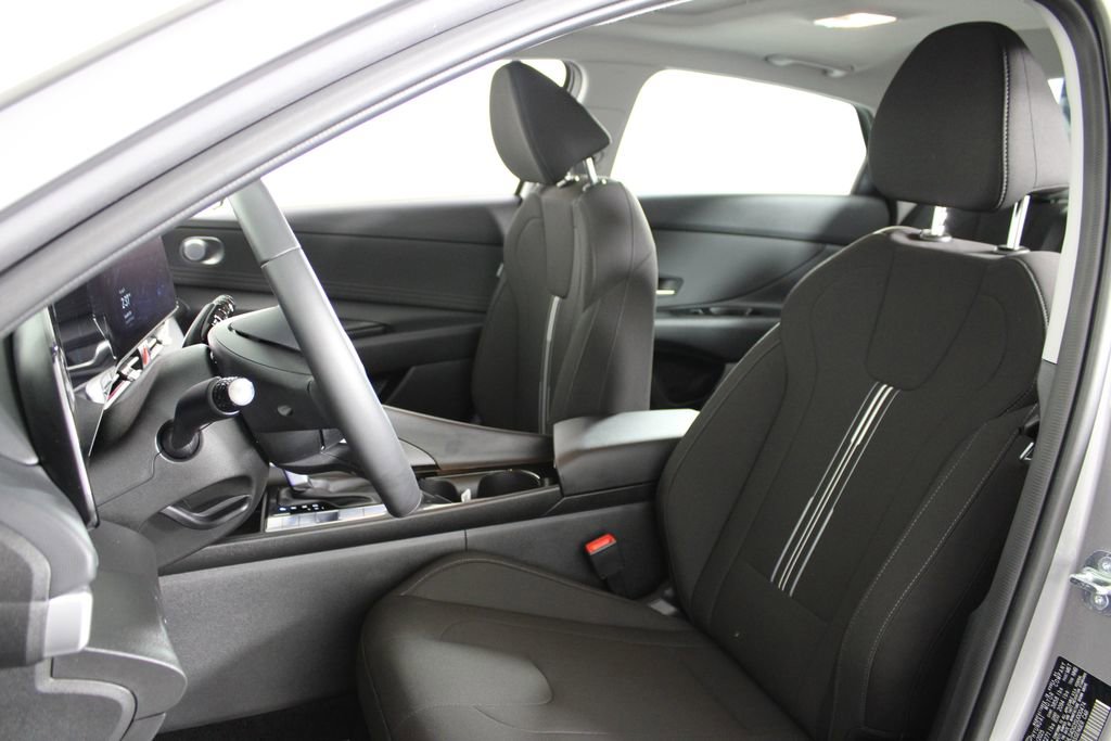 Used 2025 Hyundai Elantra SEL image 18
