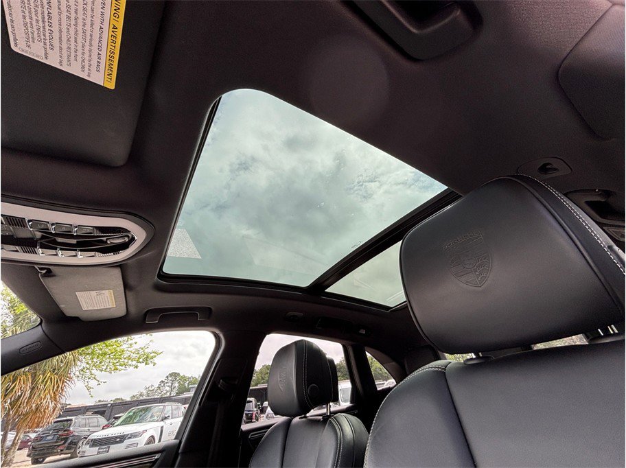 Used 2023 Porsche Macan Turbo image 38