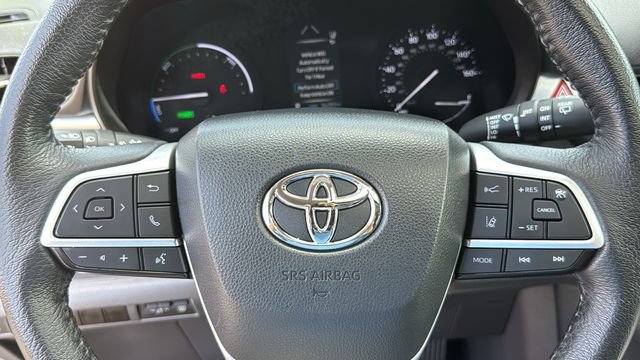 Used 2024 Toyota Sienna XLE AWD/4WD image 8
