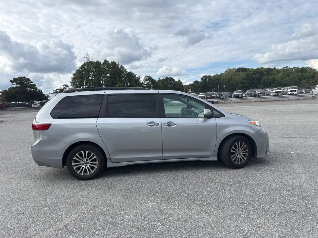 Used 2018 Toyota Sienna XLE Premium FWD image 12