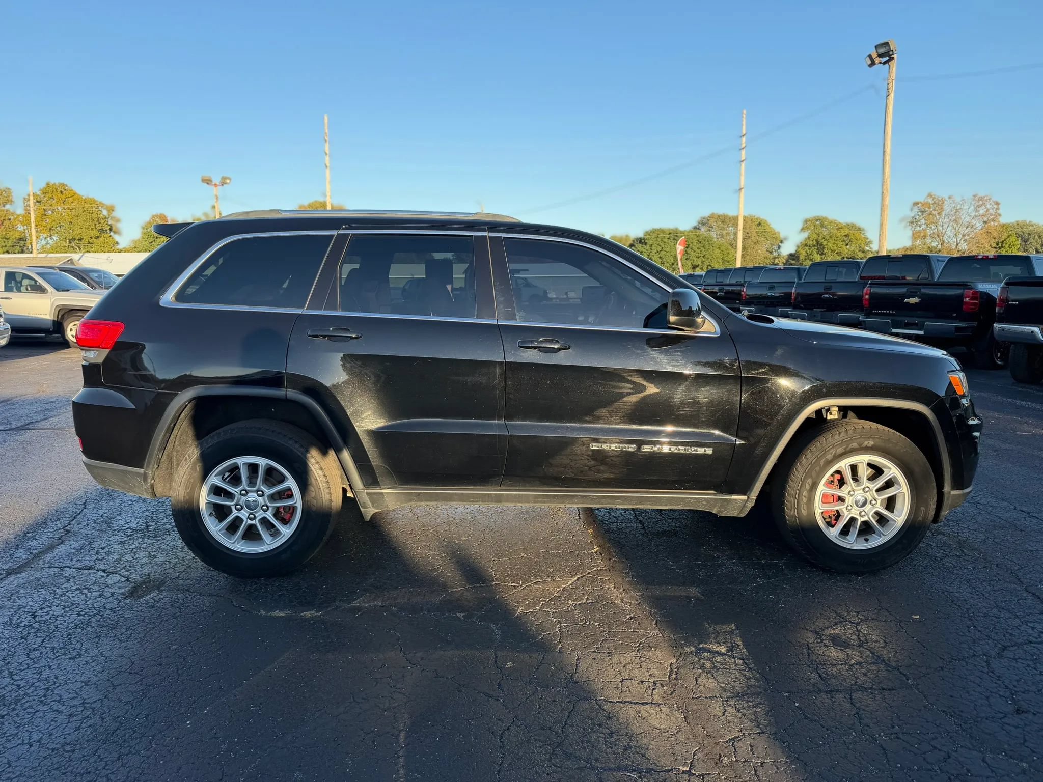 Used 2018 Jeep Grand Cherokee Laredo AWD/4WD image 4