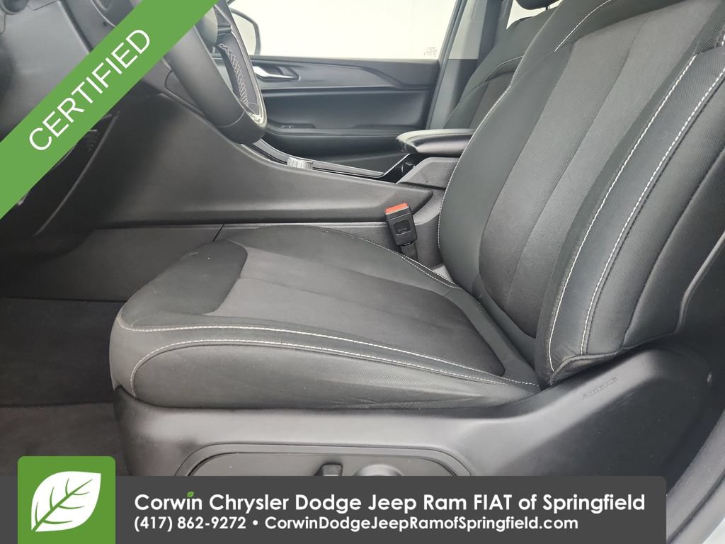Used 2023 Jeep Grand Cherokee Laredo AWD/4WD image 19