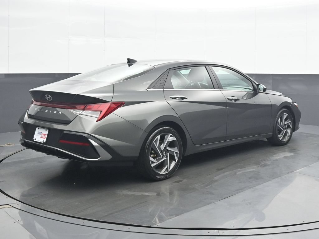 Used 2025 Hyundai Elantra SEL FWD image 6