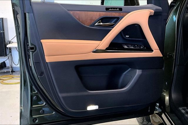 Certified 2025 Lexus LX 700h Luxury w/ Accessory Package (Z1) image 20