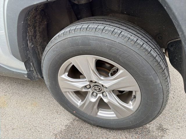 Used 2025 Toyota RAV4 XLE AWD/4WD image 12