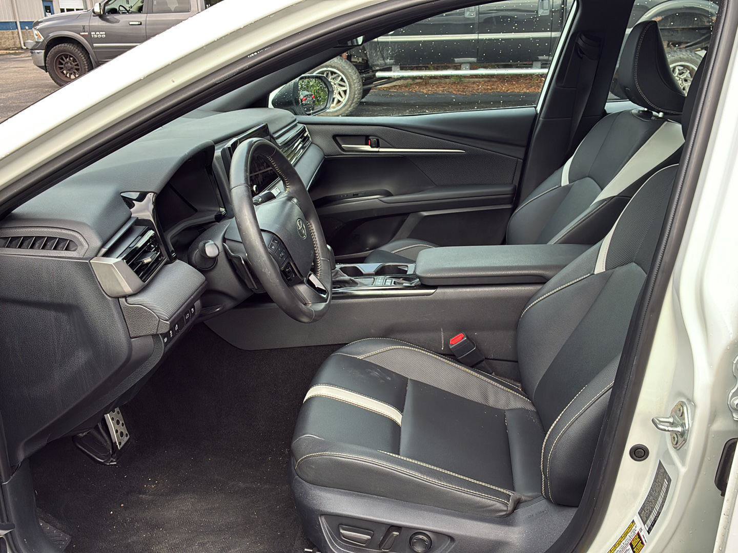 Used 2025 Toyota Camry SE FWD image 9