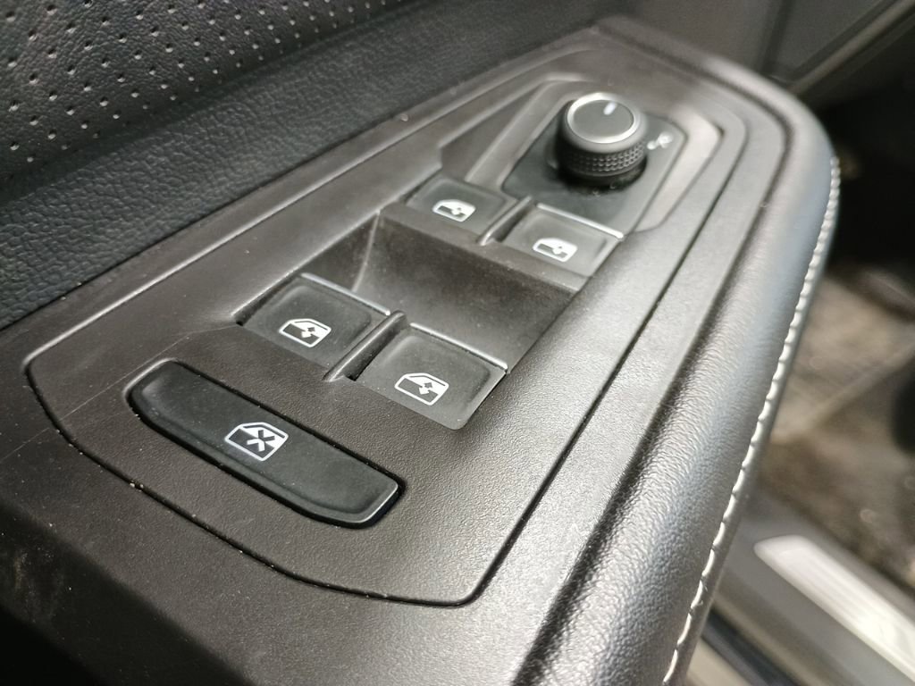 Used 2024 Volkswagen Atlas Cross Sport SE image 15