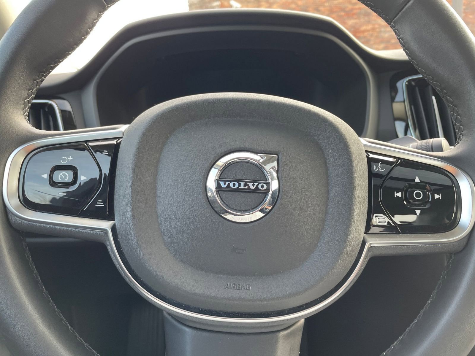 Used 2025 Volvo S60 B5 Plus image 27