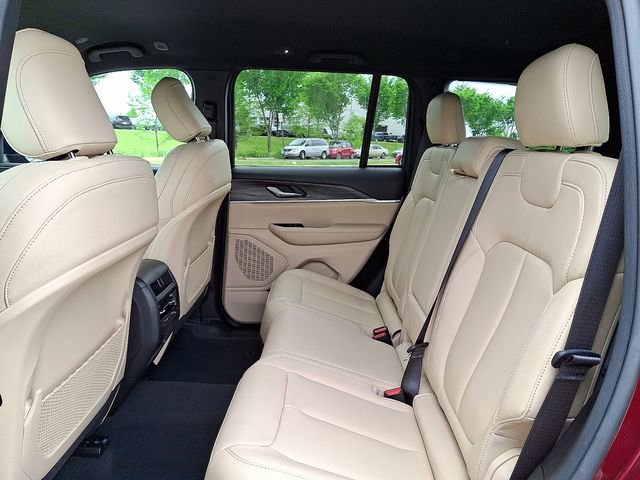 Used 2025 Jeep Grand Cherokee Limited AWD/4WD image 10