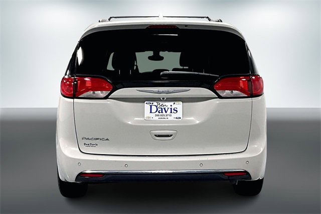 Used 2017 Chrysler Pacifica Touring-L image 7