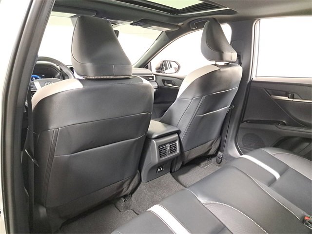 Used 2025 Toyota Camry SE image 11