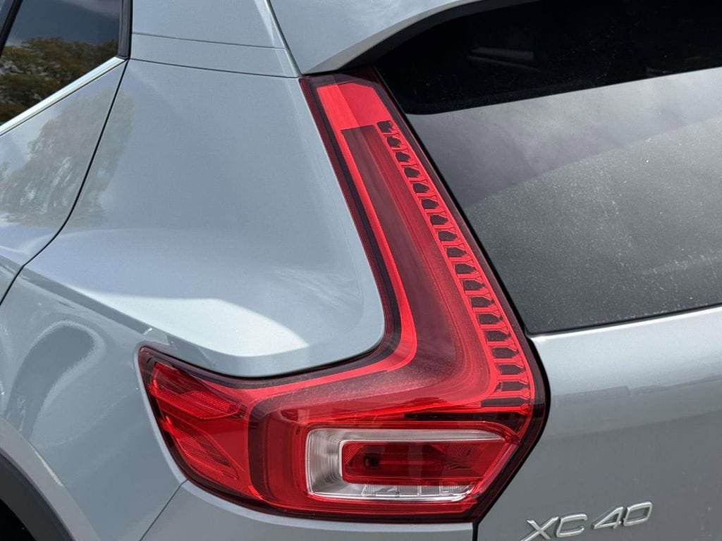 Certified 2025 Volvo XC40 B5 Plus AWD/4WD image 11
