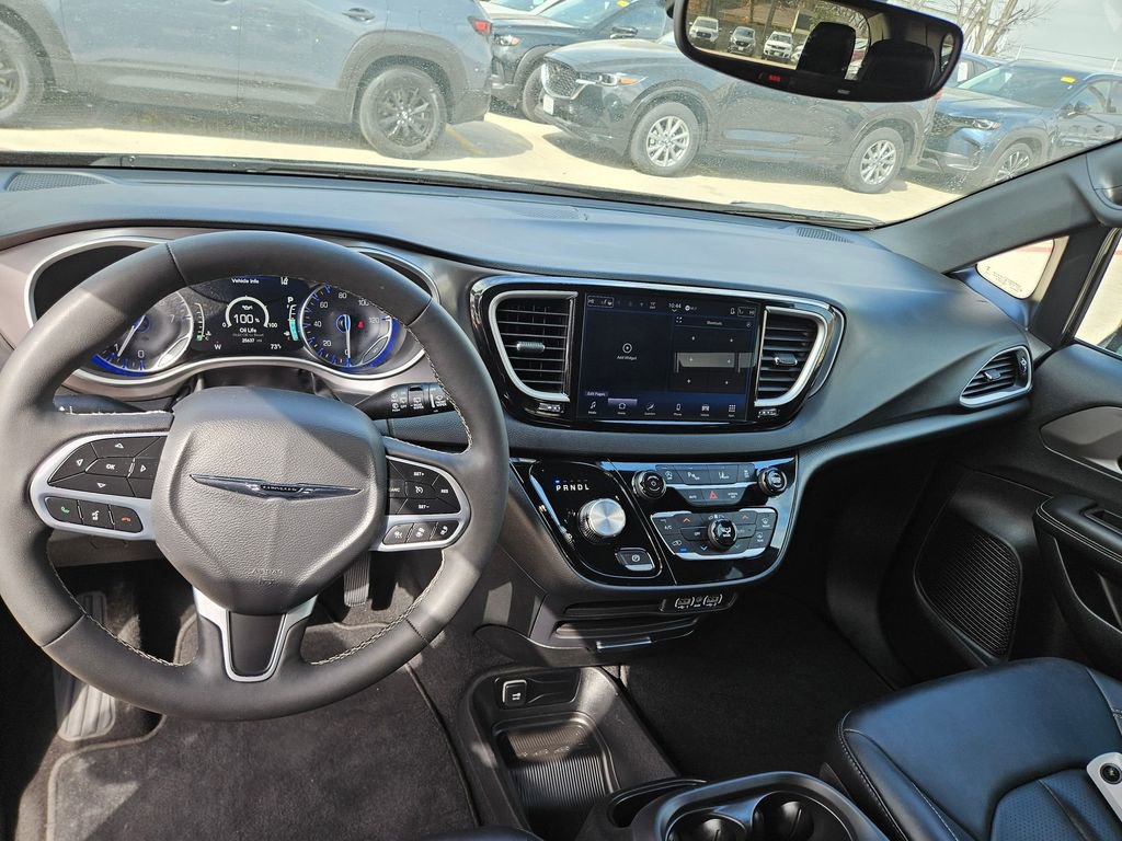 Used 2025 Chrysler Pacifica Select image 16