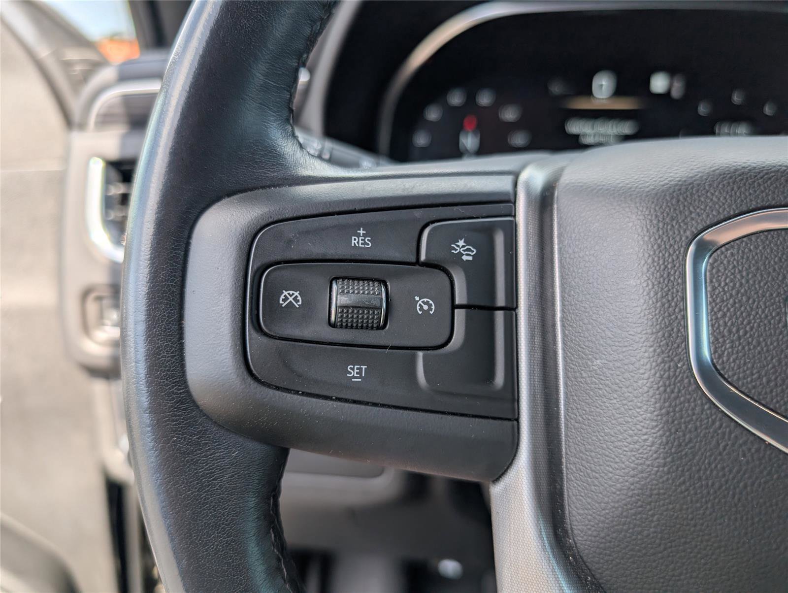 Used 2023 GMC Yukon SLT image 25