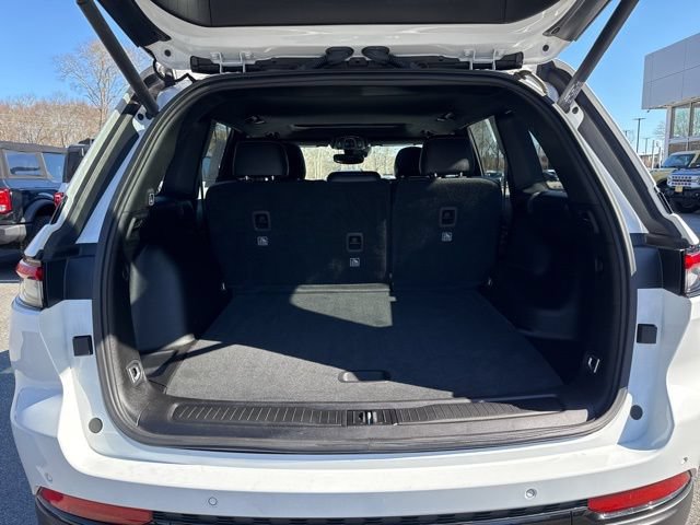 Used 2023 Jeep Grand Cherokee Altitude AWD/4WD image 6
