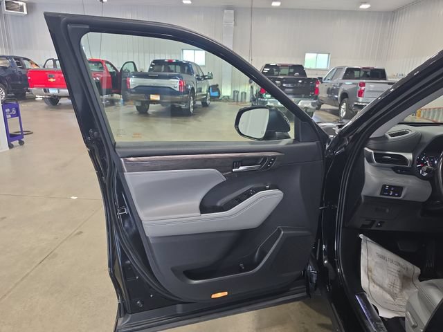 Used 2020 Toyota Highlander Platinum AWD/4WD image 25