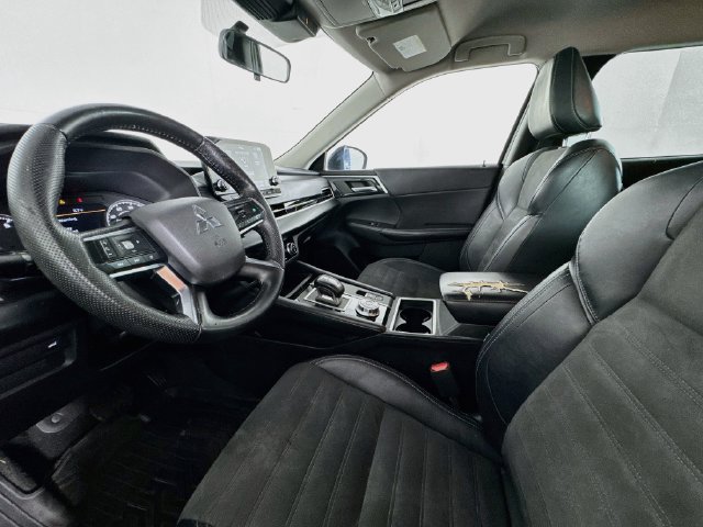 Used 2023 Mitsubishi Outlander SE FWD image 19