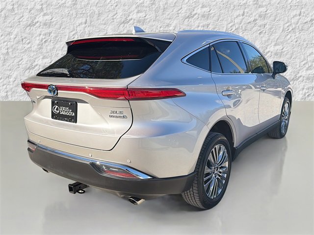 Used 2022 Toyota Venza XLE image 3