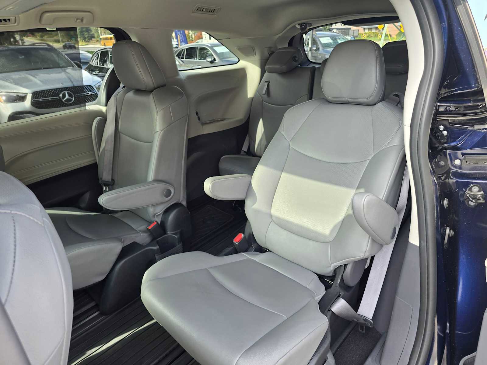 Used 2022 Toyota Sienna XLE image 18