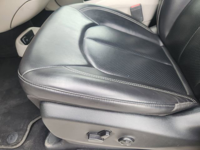 Used 2023 Chrysler Pacifica Touring-L image 18