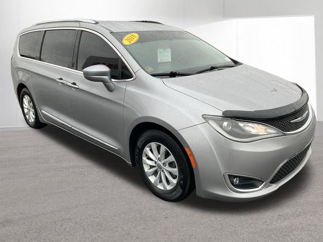 Used 2018 Chrysler Pacifica Touring-L image 3