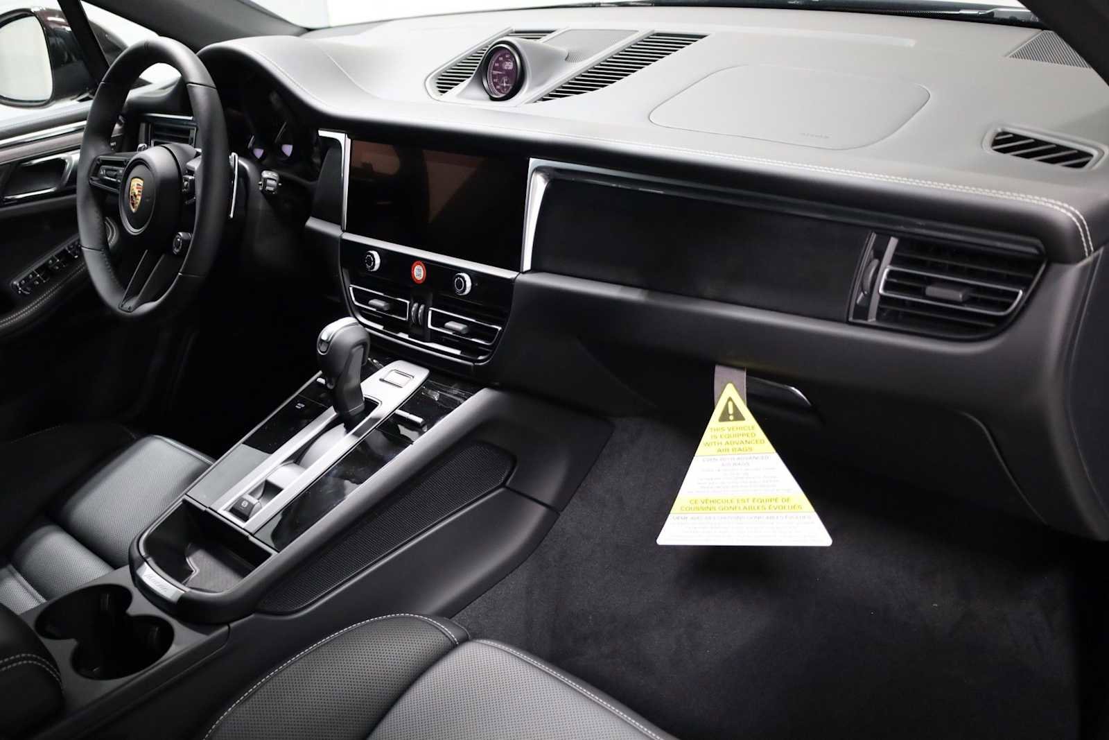 Certified 2025 Porsche Macan GTS image 6