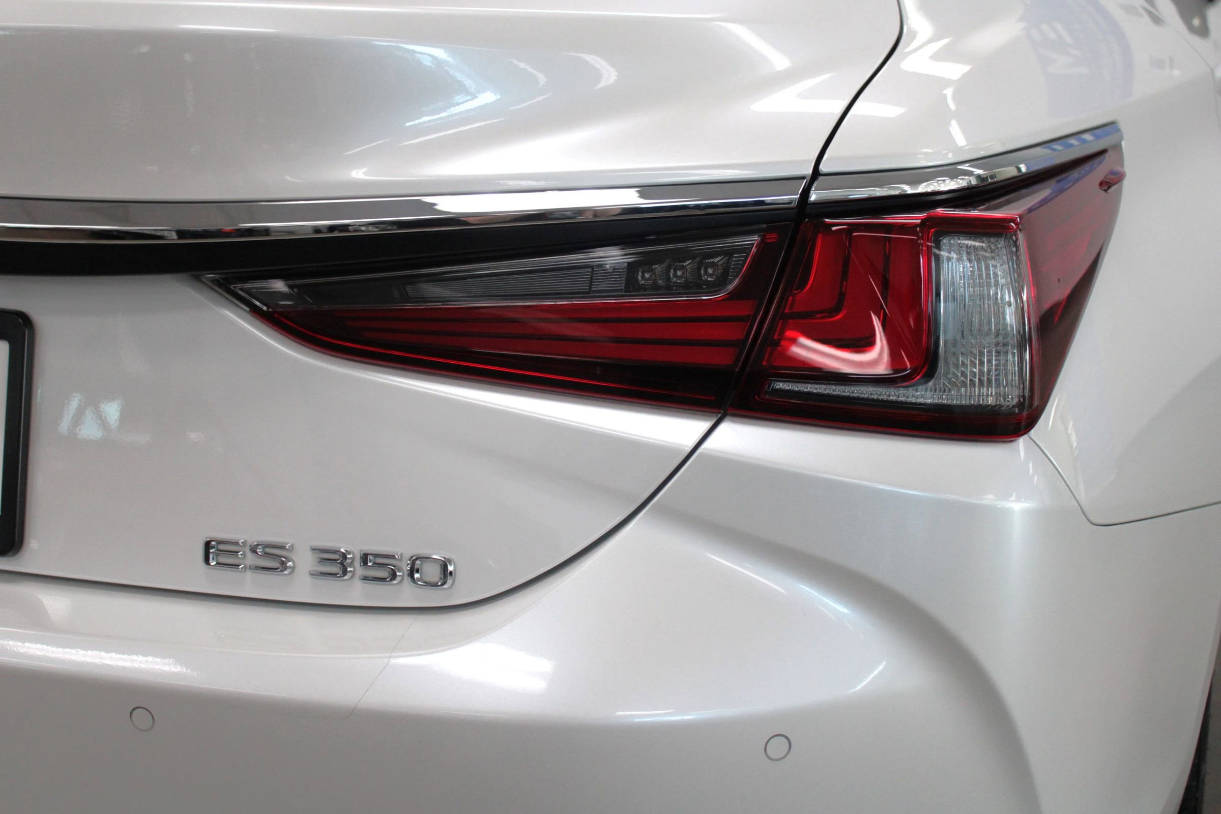 Used 2024 Lexus ES 350 w/ Premium Package image 23