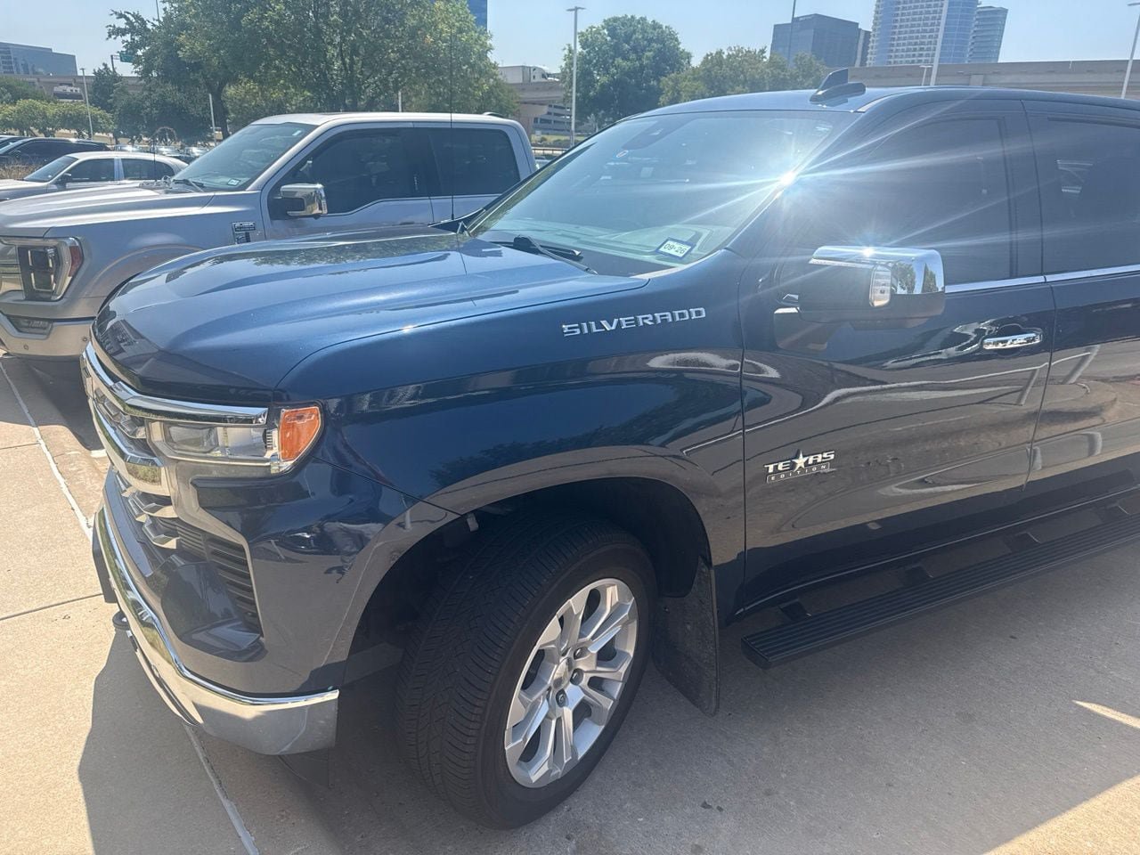 Used 2022 Chevrolet Silverado 1500 LTZ AWD/4WD image 1