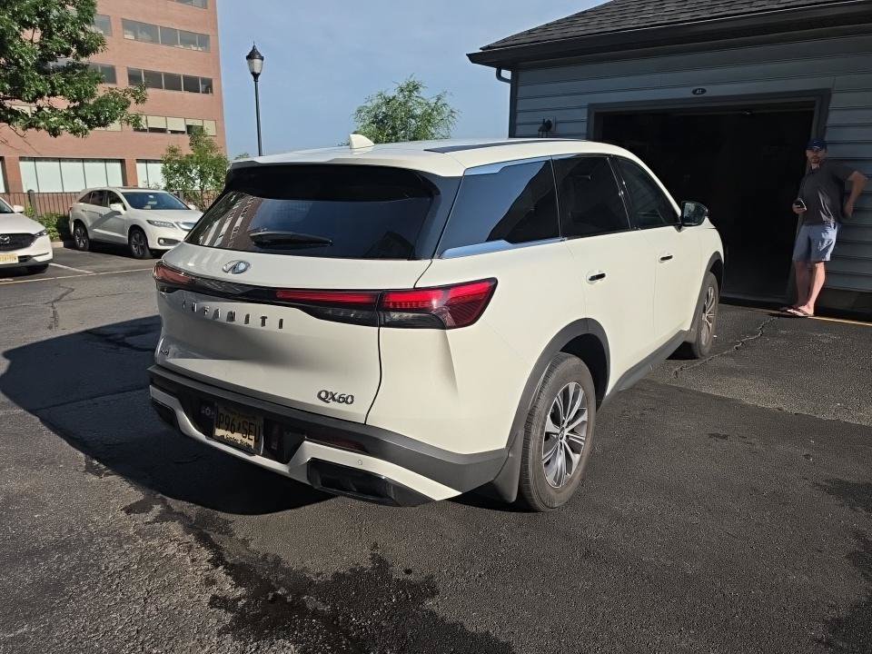 Used 2023 INFINITI QX60 Pure AWD/4WD image 2
