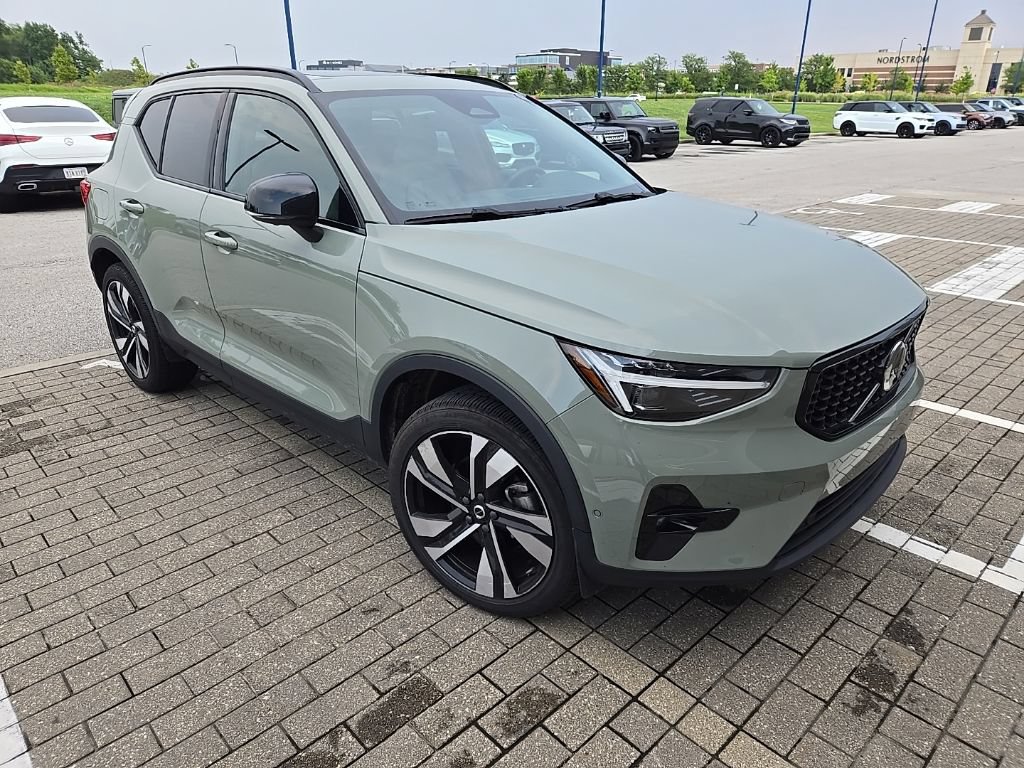 Used 2023 Volvo XC40 B5 Ultimate w/ Climate Package AWD/4WD image 3