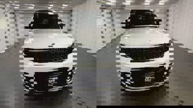 Used 2023 Jeep Grand Cherokee L Summit AWD/4WD image 3