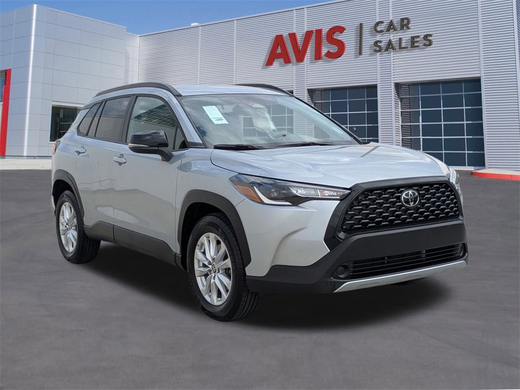 Used 2025 Toyota Corolla Cross LE image 3